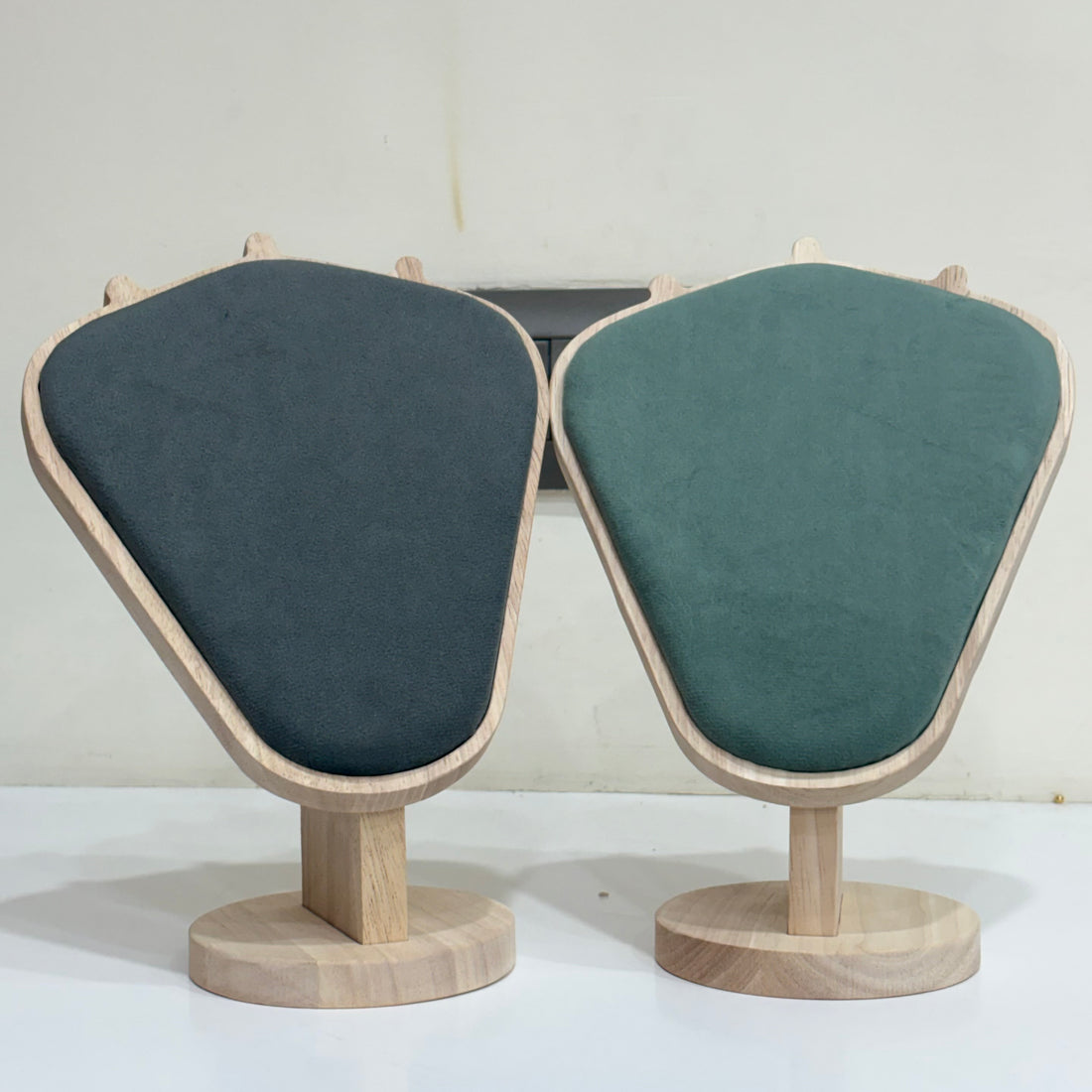 Neck Display 001 - Qimati