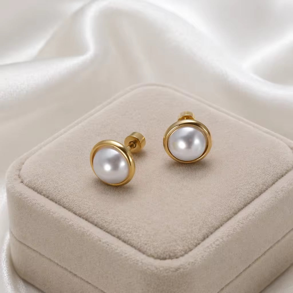 Earrings (Piercing Ball Back) 310 — gold-colour Brass by Qimati